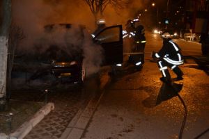 Trei maşini au izbucnit în flăcări la Mârşa – Intervin pompierii