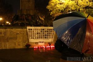 Orădenii nu s-au înghesuit să comemoreze victimele din Colectiv. Doar o mână de oameni au ieşit la protest în Parcul 1 Decembrie (FOTO / VIDEO)