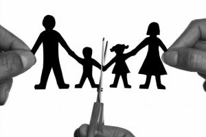 În caz de divorţ, poate rămâne copilul la un singur părinte?