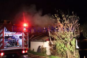 FOTO Incendiu puternic în Botoşani. Casă cuprinsă de flăcări. O femeie rănită