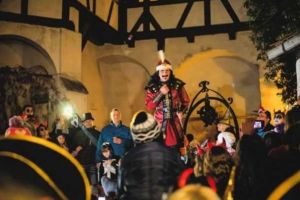 Halloween Party la Castelul Bran. Întâlnire cu contele Dracula şi show în Tunelul Timpului