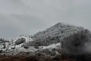 A căzut prima zăpadă din această toamnă, în Vrancea