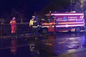 Ambulanţă SMURD, lovită de un şofer beat, în timp ce transporta o mamă şi un nou-născut