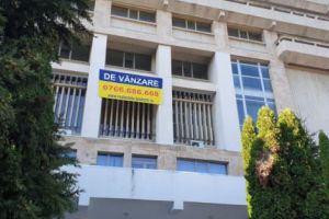 Mega-clădire din centrul Piteştiului, de vânzare