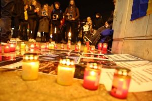 Candele aprinse la Timişoara, la patru ani de la tragedia de la Colectiv