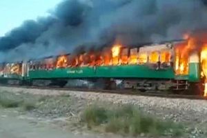 TRAGEDIE. Peste 65 de oameni au murit după ce un tren a luat foc în Pakistan