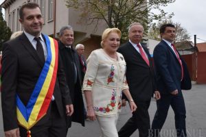 “Ce frumoasă e!”: Viorica Dăncilă a făcut baie de mulţime... mică, la debutul vizitei în Bihor (FOTO / VIDEO)