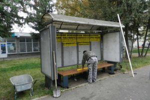 Bănci noi în staţiile de autobuz din cartierul Tudor Vladimirescu