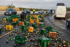 Lăzi de bere căzute pe DN 13A Miercurea Ciuc – Odorheiu Secuiesc dintr-un TIR