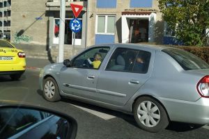 Sibianul care şi-a pus copilul la volan găsit de poliţie – A luat amendă