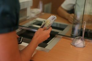 Percheziţii în Bucureşti, Teleorman şi alte patru judeţe, la persoane bănuite că accesau credite la bănci cu acte false