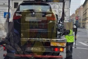 „SURPRIZĂ” pentru mai mulţi şoferi arădeni. S-au trezit cu MAȘINILE RIDICATE pe o stradă din centru