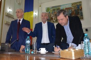 Premieră în Oradea. Jumătate dintre consilierii locali şi-au donat indemnizaţia pentru tinerii cu sindrom Down (FOTO)