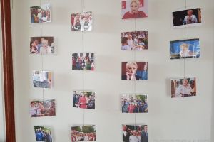 Înapoi în comunism: La vizita Vioricăi Dăncilă, PSD-iştii din Beiuş au tapetat Casa de Cultură cu zeci de poze înfăţişând-o aceasta (FOTO)