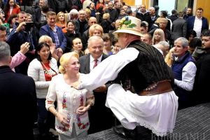 „Dedicaţie” pentru Bolojan la mitingul PSD: Liberalul Cornel Borza i-a cântat Vioricăi Dăncilă să facă România Mare (VIDEO)