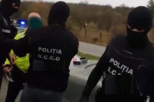 VIDEO Traficanţi de droguri prinşi în flagrant delict. Un individ a ascuns drogurile într-o cutie de detergent
