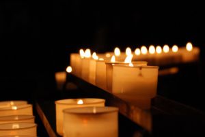 1 Noiembrie: Ziua Morţilor, sărbătoarea care luminează cimitirele