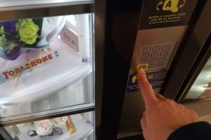 FOTO Premieră în Botoşani! A fost pus în funcţiune primul automat de flori naturale