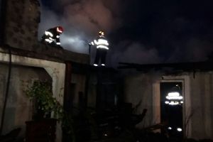 Foc pus intenţionat la locuinţa de la Vorniceni. Pagubele sunt însemnate