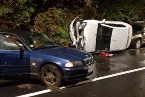 La volan, ca la popice! A lovit un hidrant, o bornă kilometrică şi o altă maşină, pe Drumul Poienii