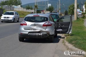 COLIZIUNE între două autoturisme în Bistra din cauza nepăstrării distanţei corespunzătoare în trafic. Un pasager a fost rănit