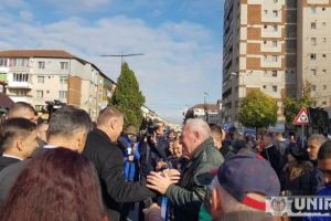 FOTO, VIDEO. Klaus Iohannis, baie de mulţime la Alba Iulia. Oamenii au dat mâna cu preşedintele şi l-au felicitat