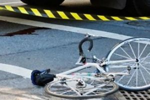 Un biciclist a ajuns în comă la spital, după ce a fost acroşat de o semiremorcă