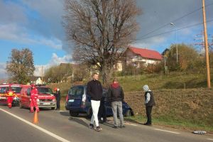 O autoutilitară de control trafic s-a izbit într-un stâlp din beton, trei persoane fiind rănite