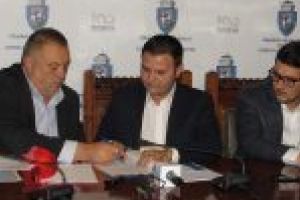 Bani pentru linia de tramvai, prin două contracte de finanţare semnate miercuri, la primăria Craiova