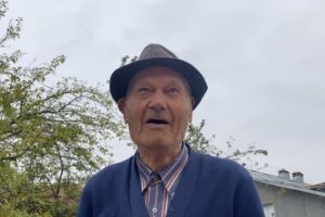 VIDEO – Iohannis, ironizat de un bãtrân din Prahova