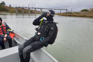 Antrenament specific al scafandrilor din cadrul ISU Teleorman, pe râul Vedea
