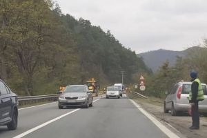 FOTO Lucrări pe Valea Oltului – Trafic îngreunat la Brezoi şi Călimăneşti