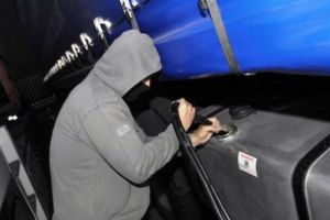 Hoţ de motorină prins în flagrant de şoferul unui tir