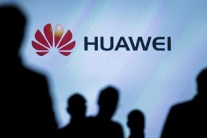 Huawei a lansat primul său smartphone pliabil, la un preţ de 2.403 de dolari