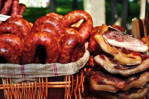 Românii au dat startul pregătirilor pentru sezonul de afumături