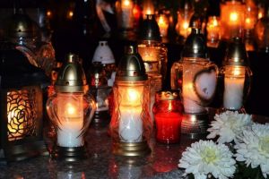 Catolicii sărbătoresc Ziua morţilor sau Luminaţia