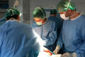 Premieră medicală la Oradea: Un pacient în vârstă de 71 ani a fost operat cu succes pe cord deschis