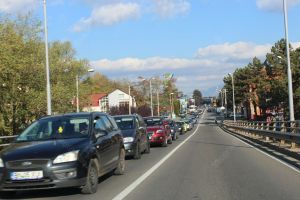 Aglomeraţie de Luminaţie. Se circulă bară la bară pe banda de ieşire din oraş