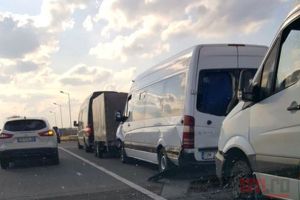 FOTO. Accident în lanţ! Trei microbuze cu pasageri, implicate