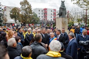 FOTO: PSD, o piatră de moară legată la gâtul României. Iohannis şi PNL vor să pună ţara pe picioare