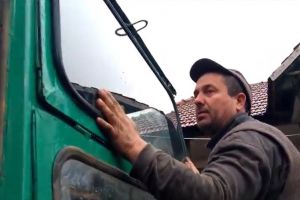Mărtiniş: A aruncat cu o piatră încercând să îşi lovească un consătean, însă i-a spart acestuia geamul de la tractor