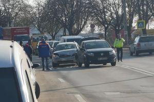 FOTO Accident între două maşini pe strada Pacea. Ce au descoperit poliţiştii când au luat actele la control