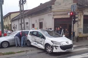 Femeie rănită într-un taxi lovit de un şofer ce a trecut pe roşu. Vinovatul, căutat de poliţie