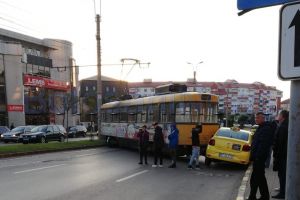 FOTO Accident la Botoşani! Un tramvai a deraiat şi s-a izbit într-un taxi. Oamenii au rămas îngroziţi