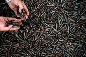 Preşedintele Klaus Iohannis a promulgat legea privind deţinerea cartuşelor de arme