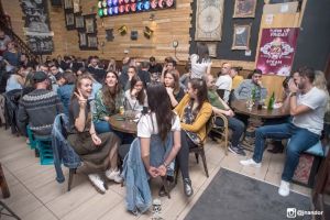 Ştii, câştigi, bei! Socializare şi cultură generală, în două localuri din centrul Oradiei