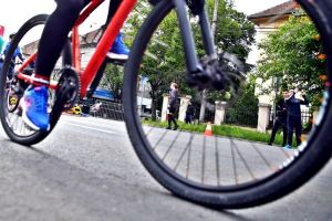 Hoţ de biciclete reţinut după ce un cetăţean l-a văzut la furat şi a sunat la 112, la Timişoara