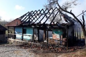 Casa din Urmenis distrusa in urma unui incendiu (FOTO)