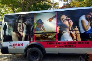 „Muzeul Mobil al Sclaviei Moderne” atracţia unei acţiuni pentru prevenirea traficului de persoane