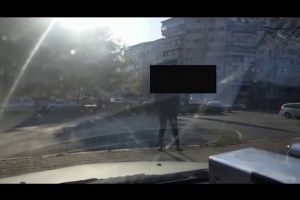 VIDEO: Pietonii care traversează prin locuri nepermise amendaţi de poliţiştii focşăneni